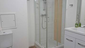 Dusche, Haartrockner, Handtücher, Seife