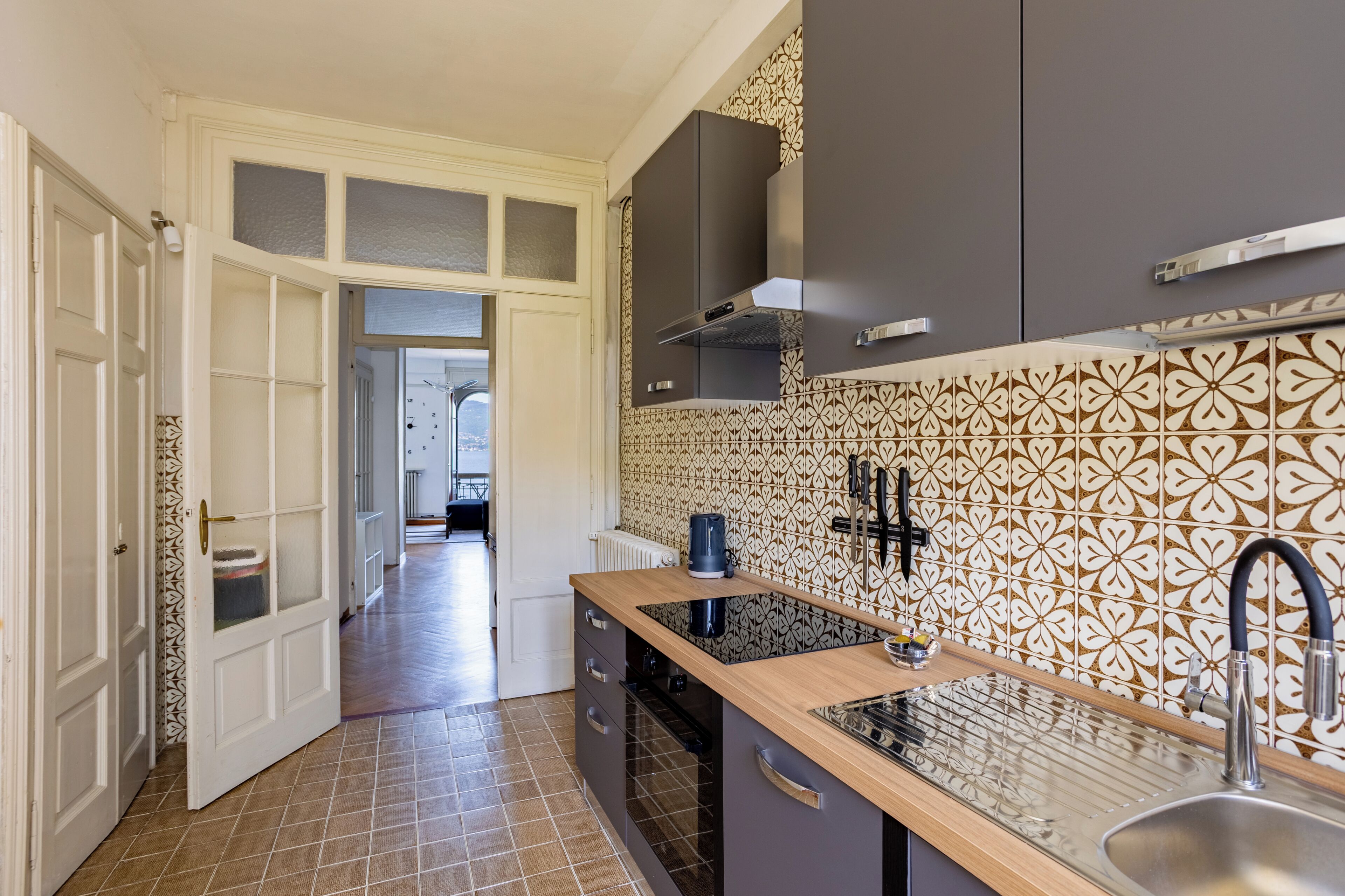 Frigorifero, microonde, forno, piano cottura