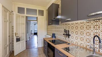 Frigorifero, microonde, forno, piano cottura