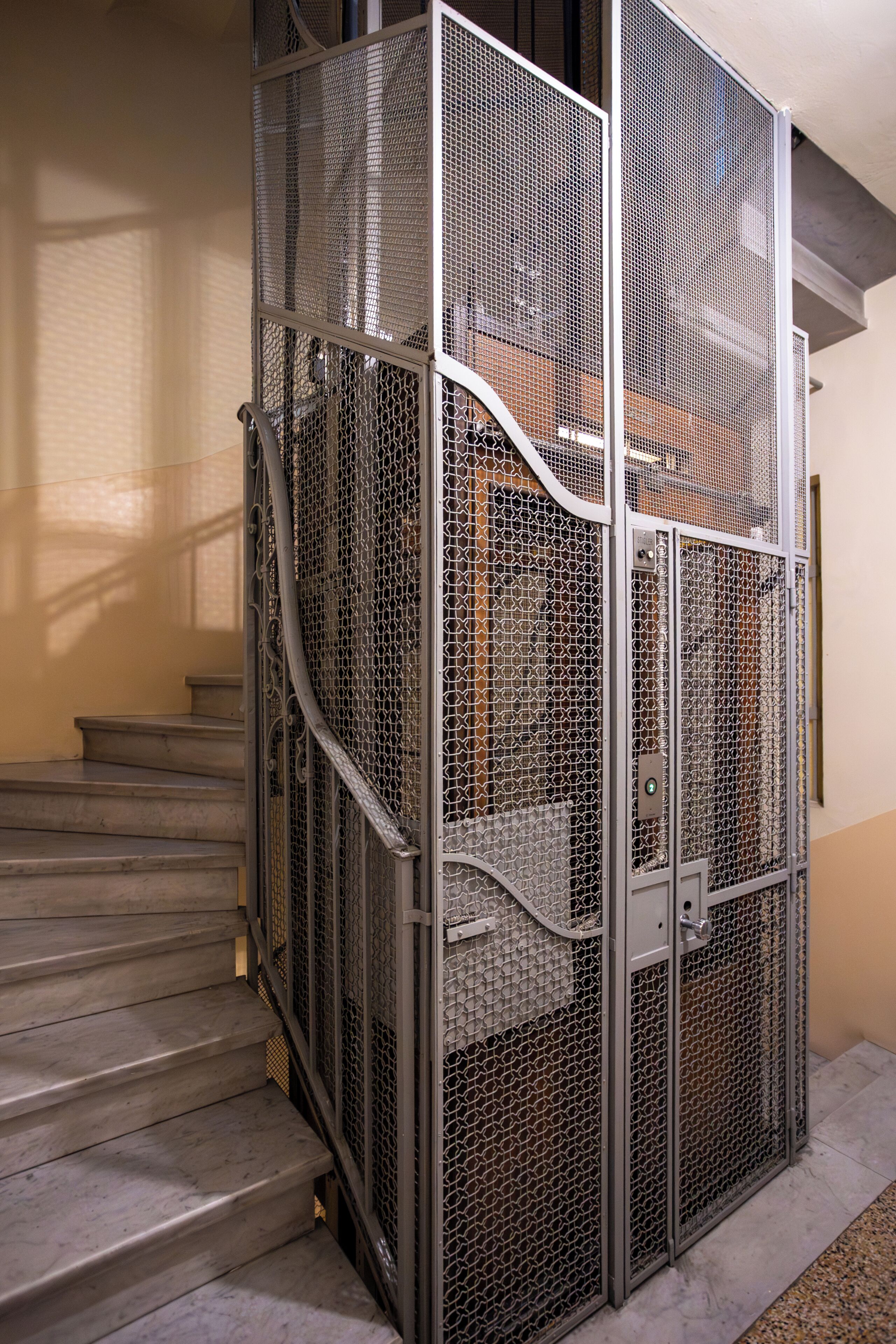 Eine Treppe mit Metallgeländern und einer Tür mit einem Sicherheitsschlüsselpad.