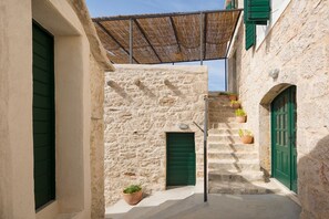 Property grounds - Villa Amarant - Five Bedroom Villa, Sleeps 10 (Zavala)