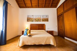 Tabla de planchar con plancha, internet y ropa de cama 