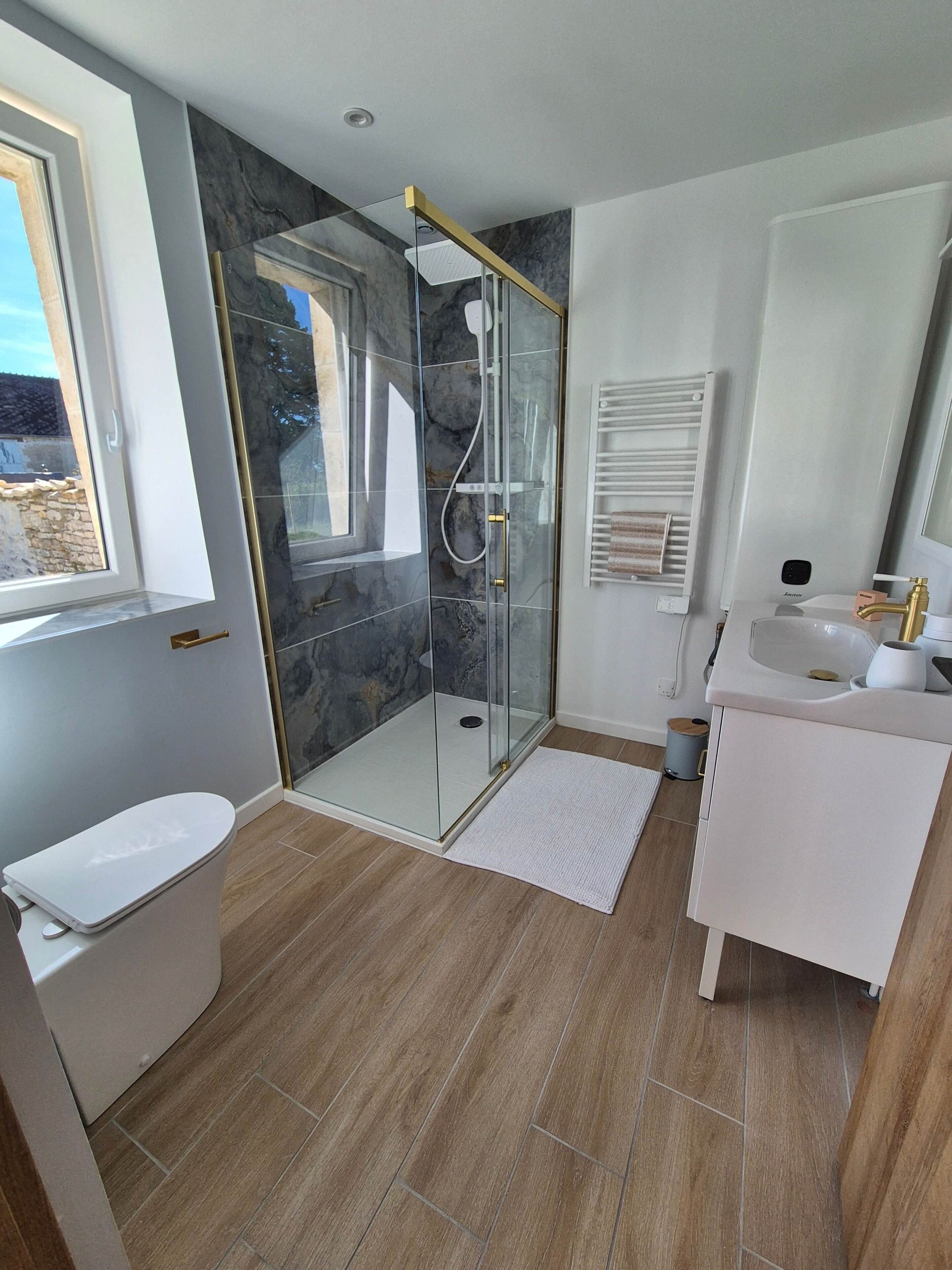 Een douche, een haardroger, handdoeken, toiletpapier
