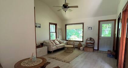 2-bedroom cabin by Lake Michigan with beach access