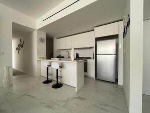 Fridge, microwave, oven, stovetop - Apartamento de 2 dormitorios en el corazón de Cabo (Cabo San Lucas)