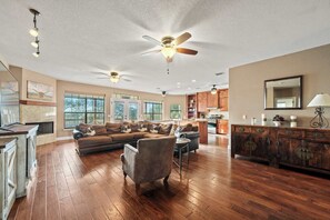 TV - Crossbow Canyon Retreat w/Hot tub! (Canyon Lake)
