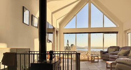 Harray Loch Villa, Stunning Views 4 bed, 4 baths, Unique Space Free Wifi Parking