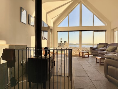 Harray Loch Villa, Stunning Views 4 bed, 4 baths, Unique Space Free Wifi Parking