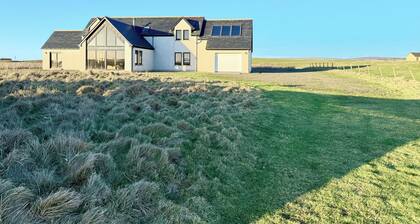 Harray Loch Villa, Stunning Views 4 bed, 4 baths, Unique Space Free Wifi Parking