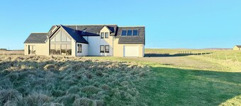Harray Loch Villa, Stunning Views 4 bed, 4 baths, Unique Space Free Wifi Parking