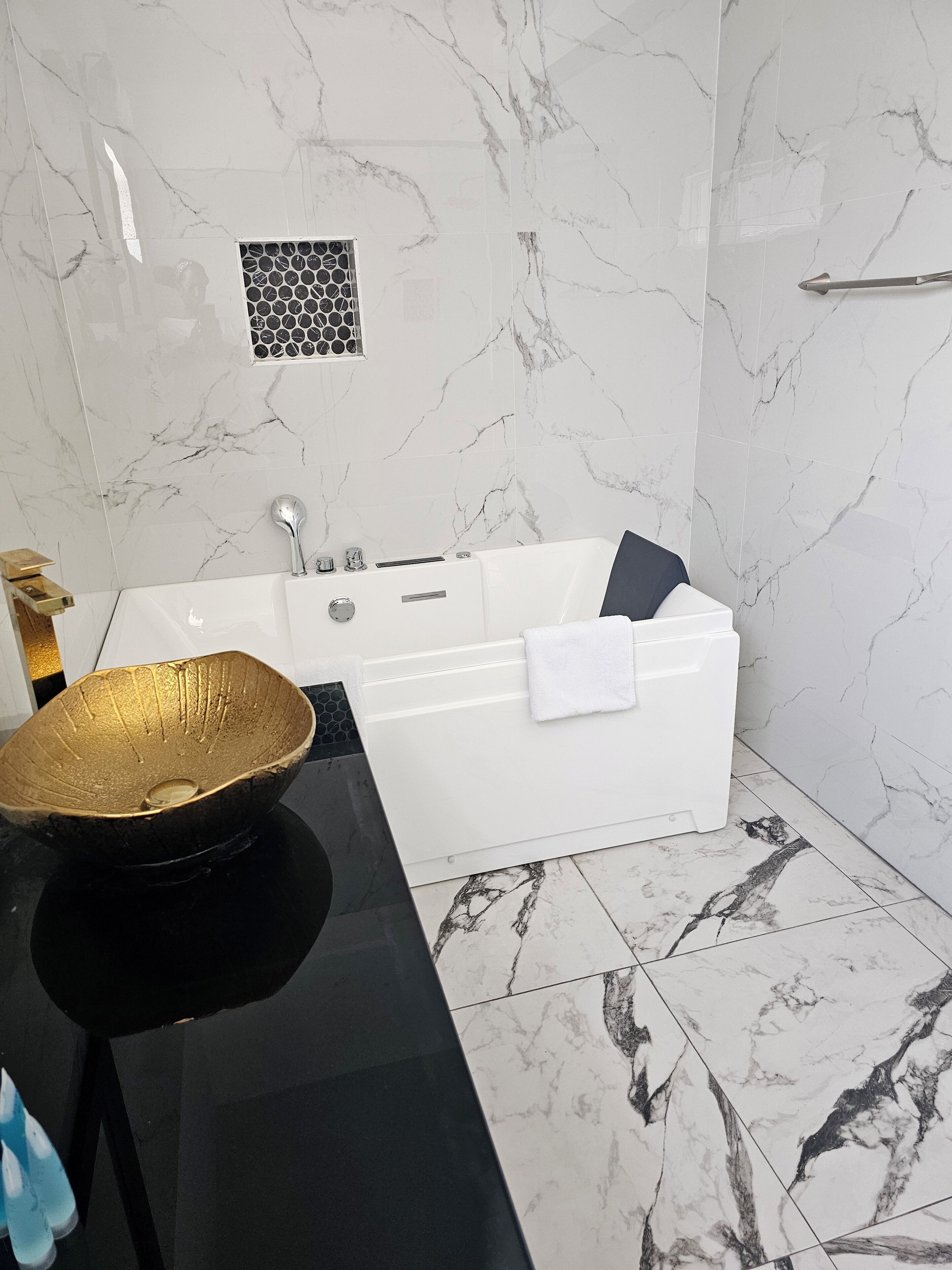 Luxury Suite, Sea View | Bathroom | Towels, soap, shampoo, toilet paper