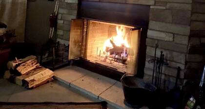 Secluded Lodge 10 minutes from Jim Edgar Panther Creek State Park.