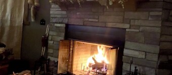 Secluded Lodge 10 minutes from Jim Edgar Panther Creek State Park.
