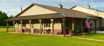 Secluded Lodge 10 minutes from Jim Edgar Panther Creek State Park.