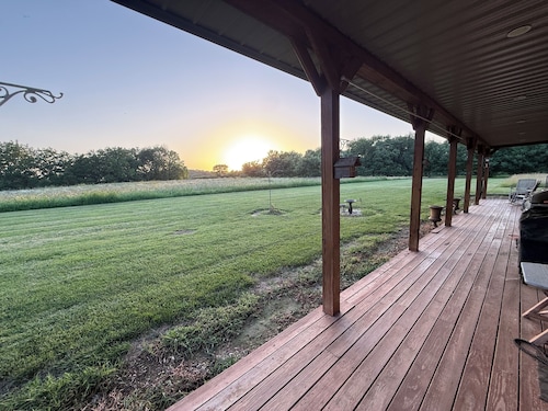 Secluded Lodge 10 minutes from Jim Edgar Panther Creek State Park.