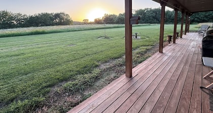 Secluded Lodge 10 minutes from Jim Edgar Panther Creek State Park.