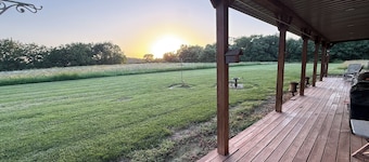 Secluded Lodge 10 minutes from Jim Edgar Panther Creek State Park.