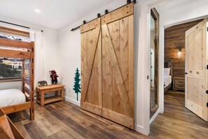 WiFi, bed sheets - Renovated Condo Near Bus Stop I Walkable (Avon)