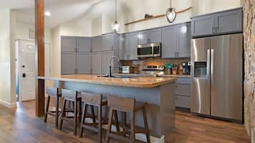Refrigerador, microondas, horno, placa de cocina