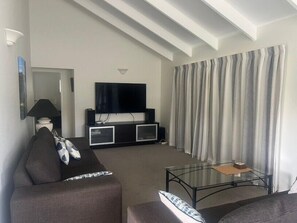 TV - Hosts on the Coast Crown Reef Cottage (Pauanui)