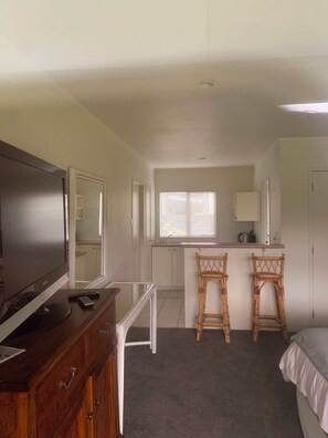 Interior - Hosts on the Coast Crown Reef Cottage (Pauanui)