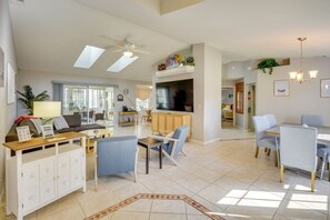 TV - Cozy Getaway & private pool / Daytona Attractions (South Daytona)