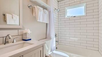 Maison mitoyenne, plusieurs lits, patio, vue montagne (A-D-111CTR) | Salle de bain | Serviettes fournies