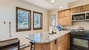 Maison mitoyenne, plusieurs lits, patio, vue montagne (A-D-111CTR) | Cuisine privée