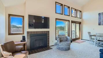 Townhome, Multiple Beds, Patio, Mountain View (A-D-111CTR) | Living area