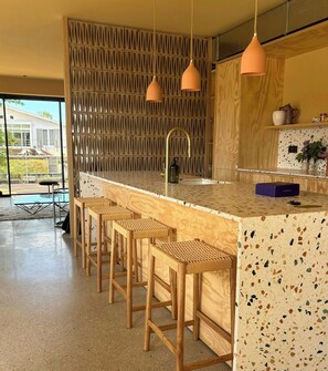 Oven, dishwasher, coffee/tea maker - Mid-century villa with pontoon at Lake Cazaux (azaux)