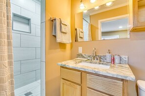 Hair dryer, towels, soap, shampoo - 6 Mi to Dtwn: Home w/ Huge Fenced Yard & Fire Pit (Little Rock)