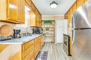 Fridge, microwave, oven, stovetop - 6 Mi to Dtwn: Home w/ Huge Fenced Yard & Fire Pit (Little Rock)