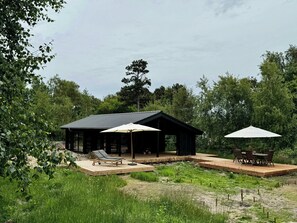 Outdoor dining - Modern summer house with 70s soul at Gniben (Sjællands Odde)