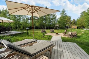 Outdoor dining - Modern summer house with 70s soul at Gniben (Sjællands Odde)