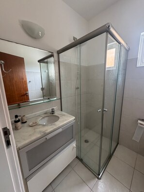 Shower, towels - Cozy apartment in Guarujá, 400 meters from Enseada beach. (Guarujá)