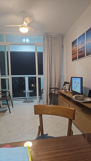Interior - Cozy apartment in Guarujá, 400 meters from Enseada beach. (Guarujá)