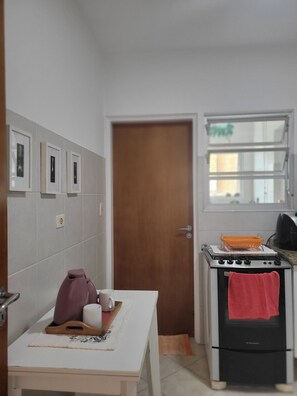 Private kitchen - Cozy apartment in Guarujá, 400 meters from Enseada beach. (Guarujá)