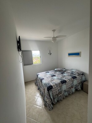 Iron/ironing board, Internet, bed sheets - Cozy apartment in Guarujá, 400 meters from Enseada beach. (Guarujá)
