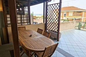 Outdoor dining - F013 - Fano, one-bedroom apartment with a large sea-view terrace (Fano)