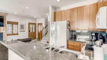 Townhouse, Beberapa Tempat Tidur, hot tub, pemandangan gunung (A-B-HG87) | Dapur pribadi