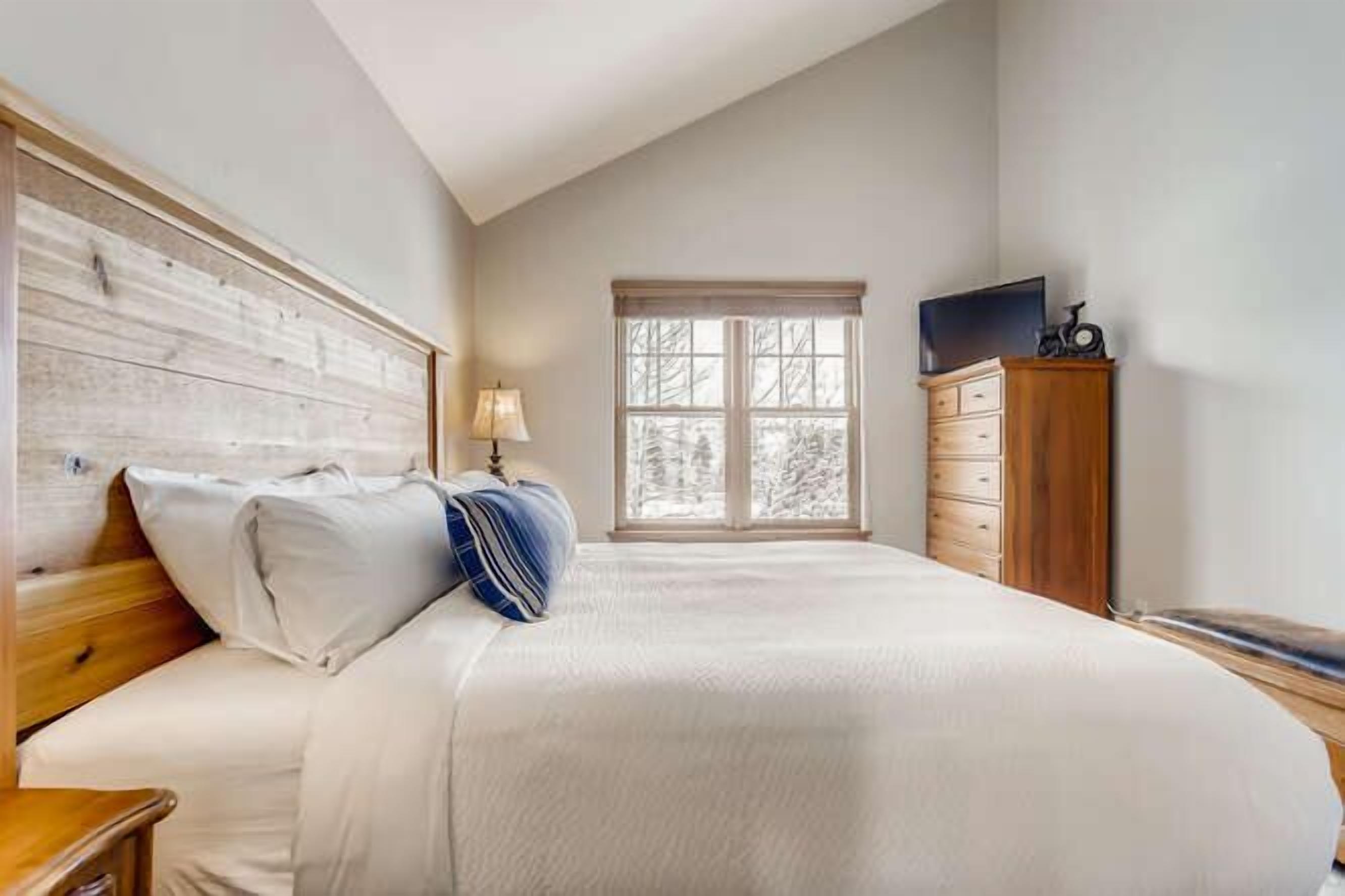 Townhome, Multiple Beds, Hot Tub, Mountain View (A-B-HG87) | 2 bedrooms, individually decorated, individually furnished, bed sheets