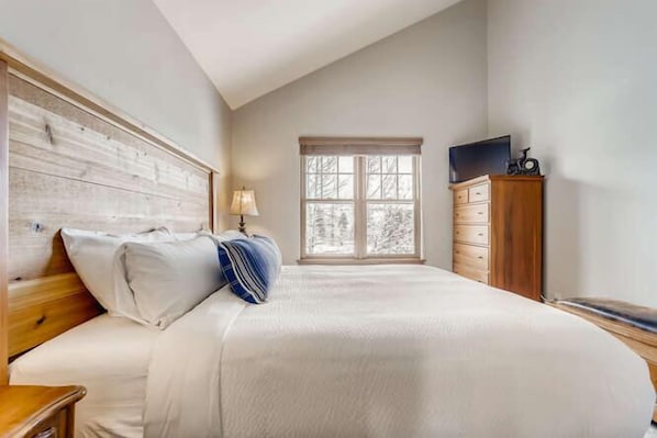 Townhome, Multiple Beds, Hot Tub, Mountain View (A-B-HG87) | 2 bedrooms, individually decorated, individually furnished, bed sheets