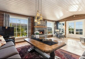 TV, fireplace - Family cabin with jacuzzi at Tempelseter (Eggedal)