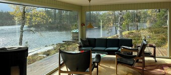 Designhytte ved fjellvatn i Rukkedalen