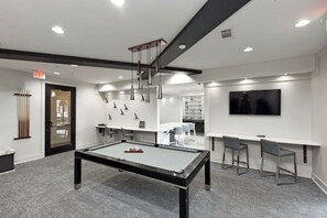 A billiards table, a bar area, and a television in a modern room. - 5 mins to Broadway. Downtown. Midtown. Pool. Gym (Nashville)