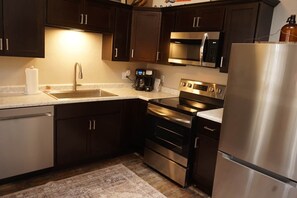 Frigorífico, microondas, horno y placa de cocina