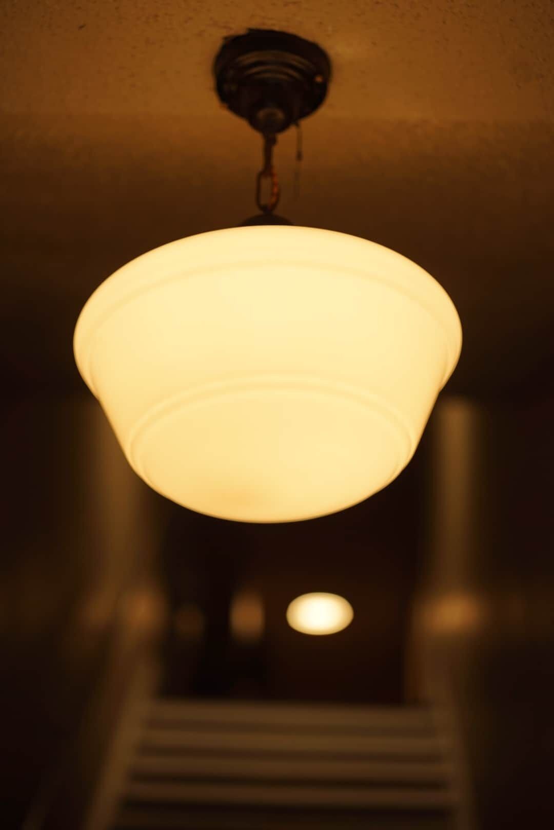 Una lámpara colgante en un pasillo tenuemente iluminado.