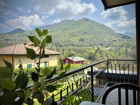 Property grounds. Casa Aurea Lake Como 20 minutes from Varenna