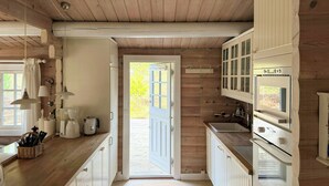 Una cocina con armarios de madera, un lavabo y una estufa.