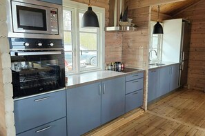 Microwave, oven, dishwasher, coffee/tea maker - Red timber house with fjord view (Roslev)